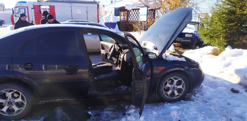 Днем в Тагиле горел автомобиль ВАЗ Днем в Тагиле горел автомобиль ВАЗ