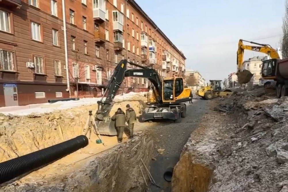 Тагильчанам рассказали, как продвигаются работы на улице Октябрьской революции | На Урале в 2025 году отремонтируют поврежденные дороги и тротуары