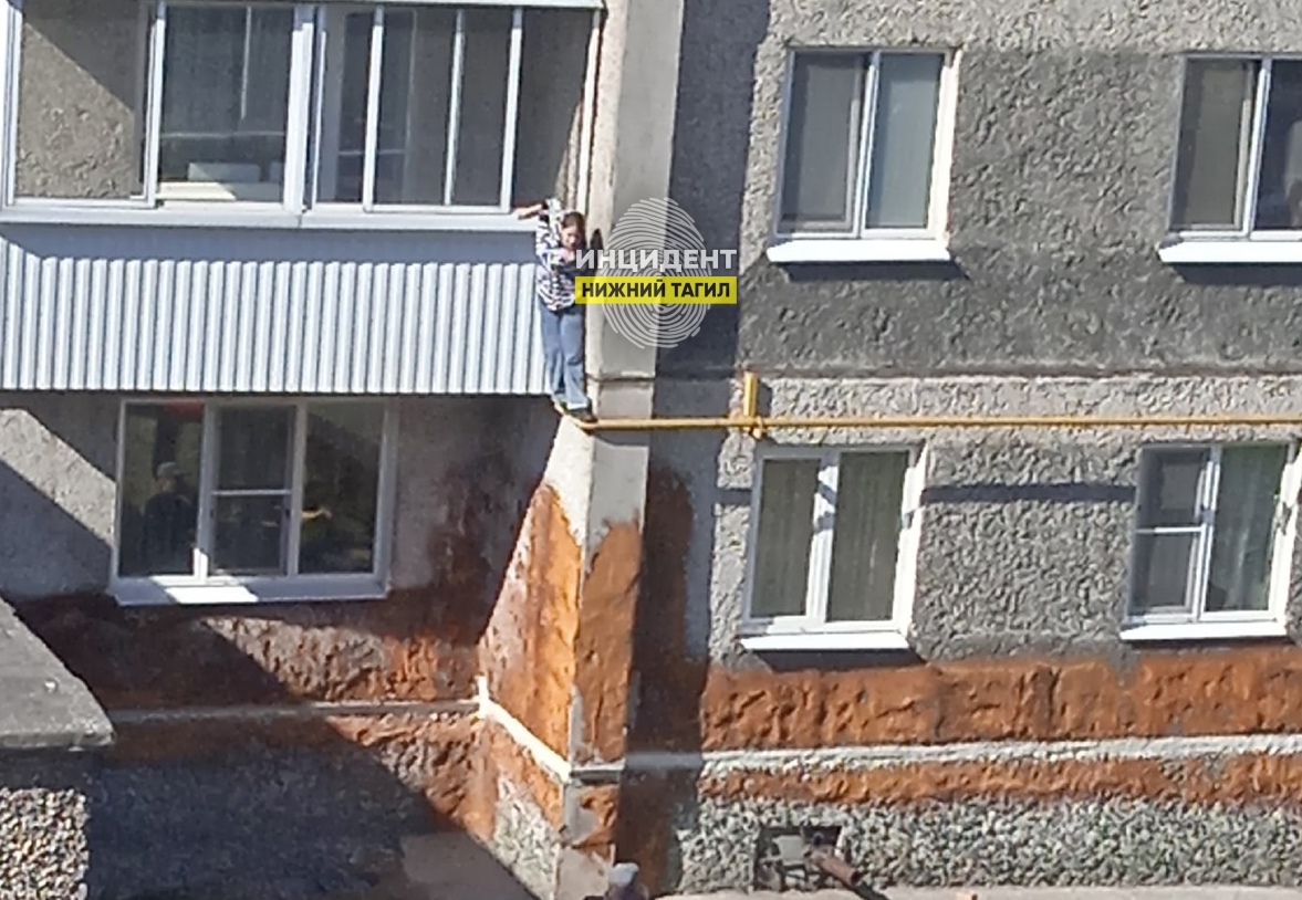 Героическое спасение в Нижнем Тагиле: Девочка спасена с балкона благодаря прохожим
