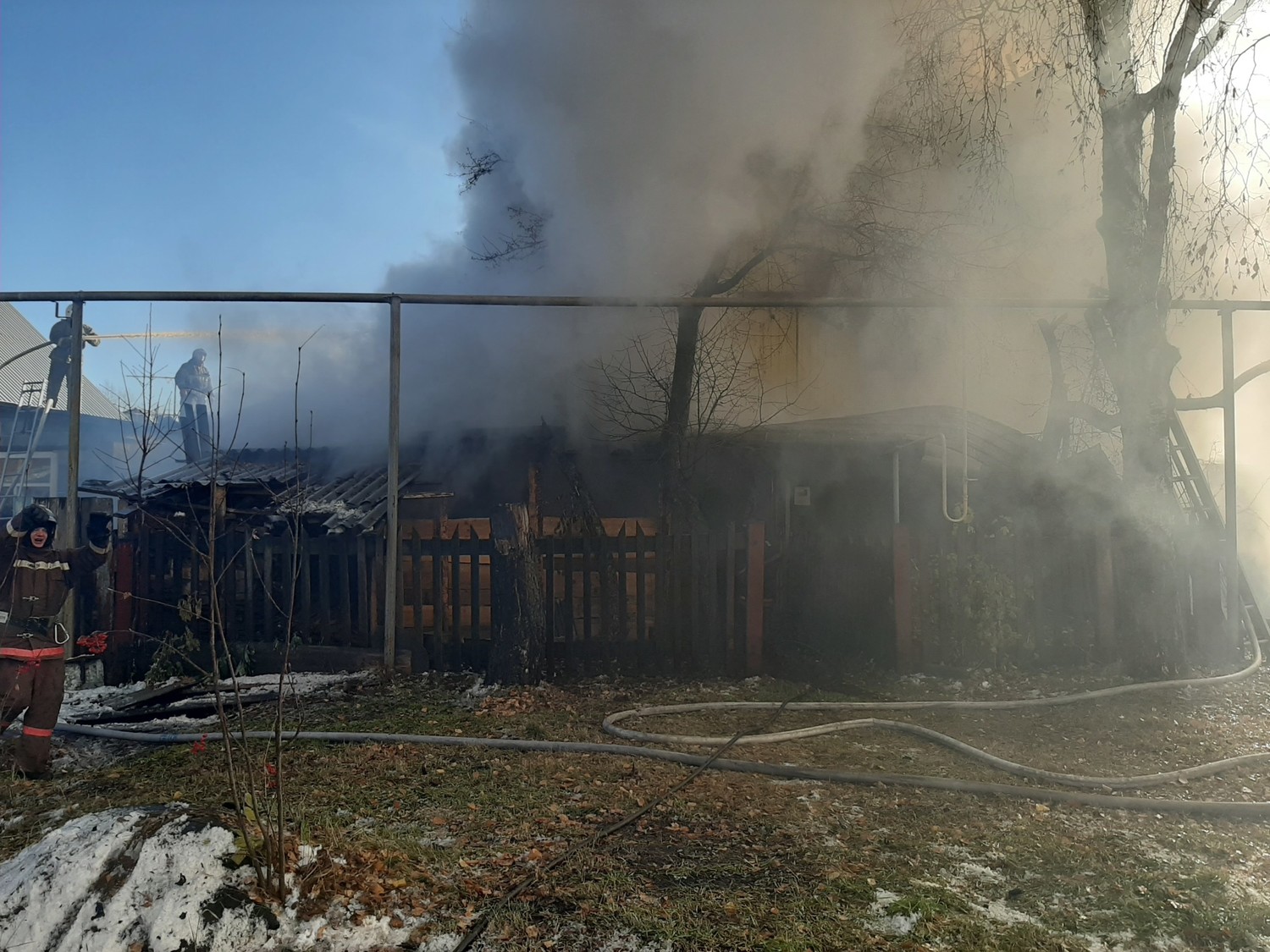 Сегодня рано утром по улице Железнодорожников в Нижнем Тагиле произошел пожар в частном доме Сегодня рано утром по улице Железнодорожников в Нижнем Тагиле произошел пожар в частном доме