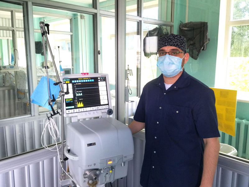 В Свердловской области врачи спасли недоношенного ребёнка с критической патологией | На Урале спасли недоношенного малыша весом меньше 900 граммов