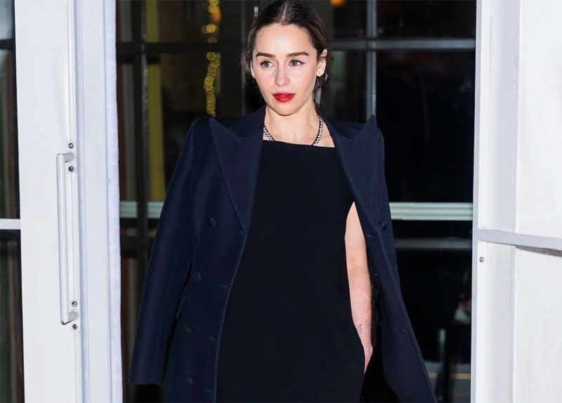 Эмилия Кларк рассказала о травме, полученной на съёмках сериала Peacock | Эмилия Кларк сломала ребро во время съёмок интимных сцен