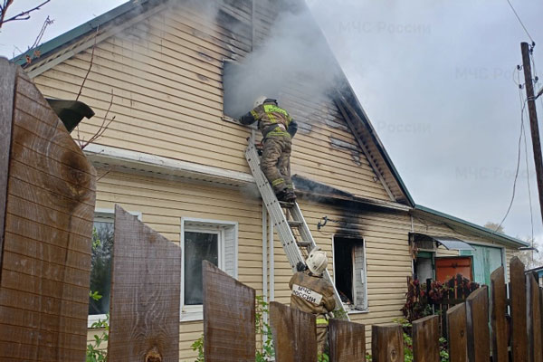 В Нижнем Тагиле воскресным утром сгорел частный жилой дом В Нижнем Тагиле воскресным утром сгорел частный жилой дом