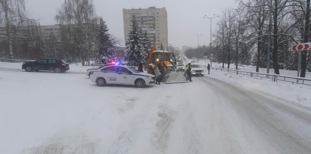 Автоинспекторы выясняют обстоятельства ДТП в котором пострадали два несовершеннолетних пассажира Автоинспекторы выясняют обстоятельства ДТП в котором пострадали два несовершеннолетних пассажира
