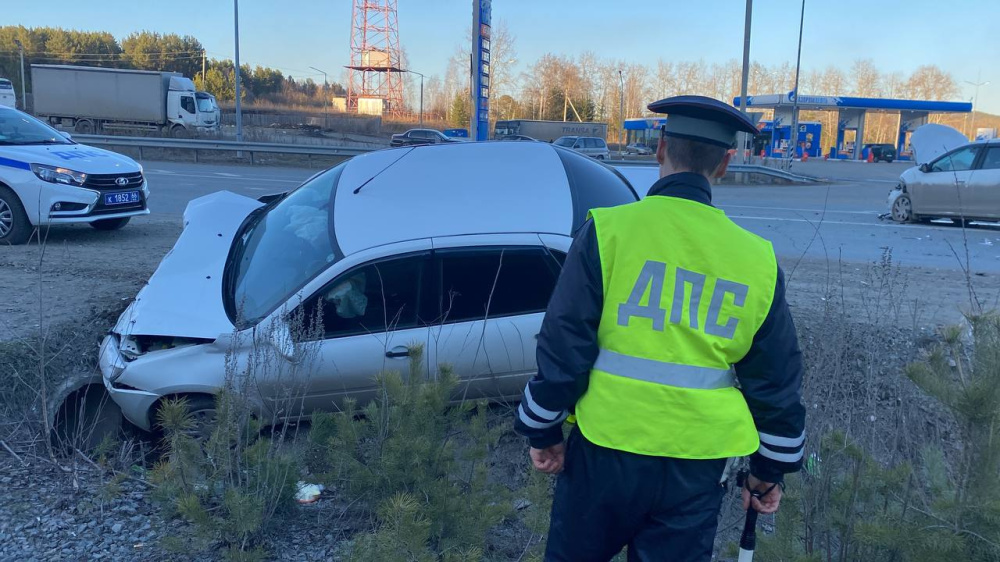 В Нижнем Тагиле автоинспекторы разбираются в причинах ДТП, в результате которого пострадало три человека | В Нижнем Тагиле автоинспекторы разбираются в причинах ДТП, в результате которого пострадало три человека