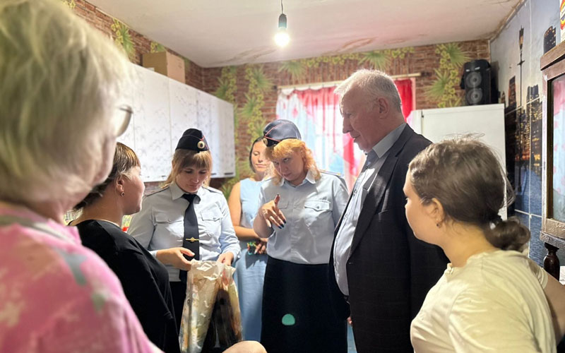 Нижний Тагил: акция «Помоги пойти учиться» поддержала детей из проблемных семей | В Нижнем Тагиле полицейские помогли подготовить детей из малоимущих семей к школе