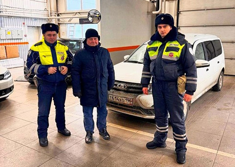 Автоинспекторы помогли водителю на уральской трассе в 40-градусный мороз | Инспекторы ДПС помогли водителю на трассе под Серовом в сильный мороз