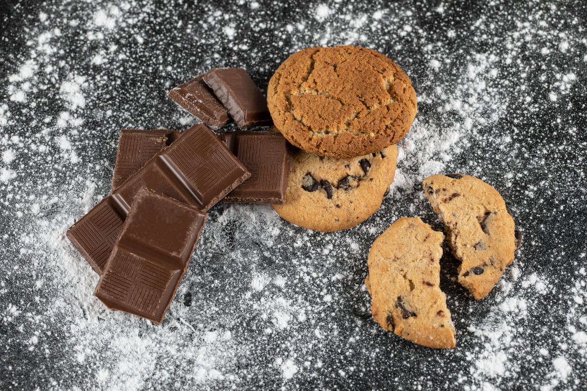 Шоколадные плюшки в трещинку, которые пекутся быстрее, чем сходить в магазин — рецепт на 15 минут