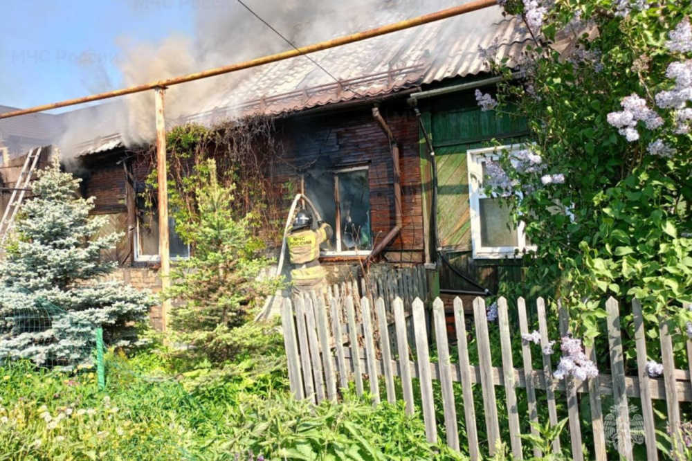 В Нижнем Тагиле на улице Луначарского сгорели гараж, домашнее имущество и кровля дома | На Урале 13 спасателей потушили пожар в частном жилом доме В Нижнем Тагиле на улице Луначарского сгорели гараж, домашнее имущество и кровля дома | На Урале 13 спасателей потушили пожар в частном жилом доме