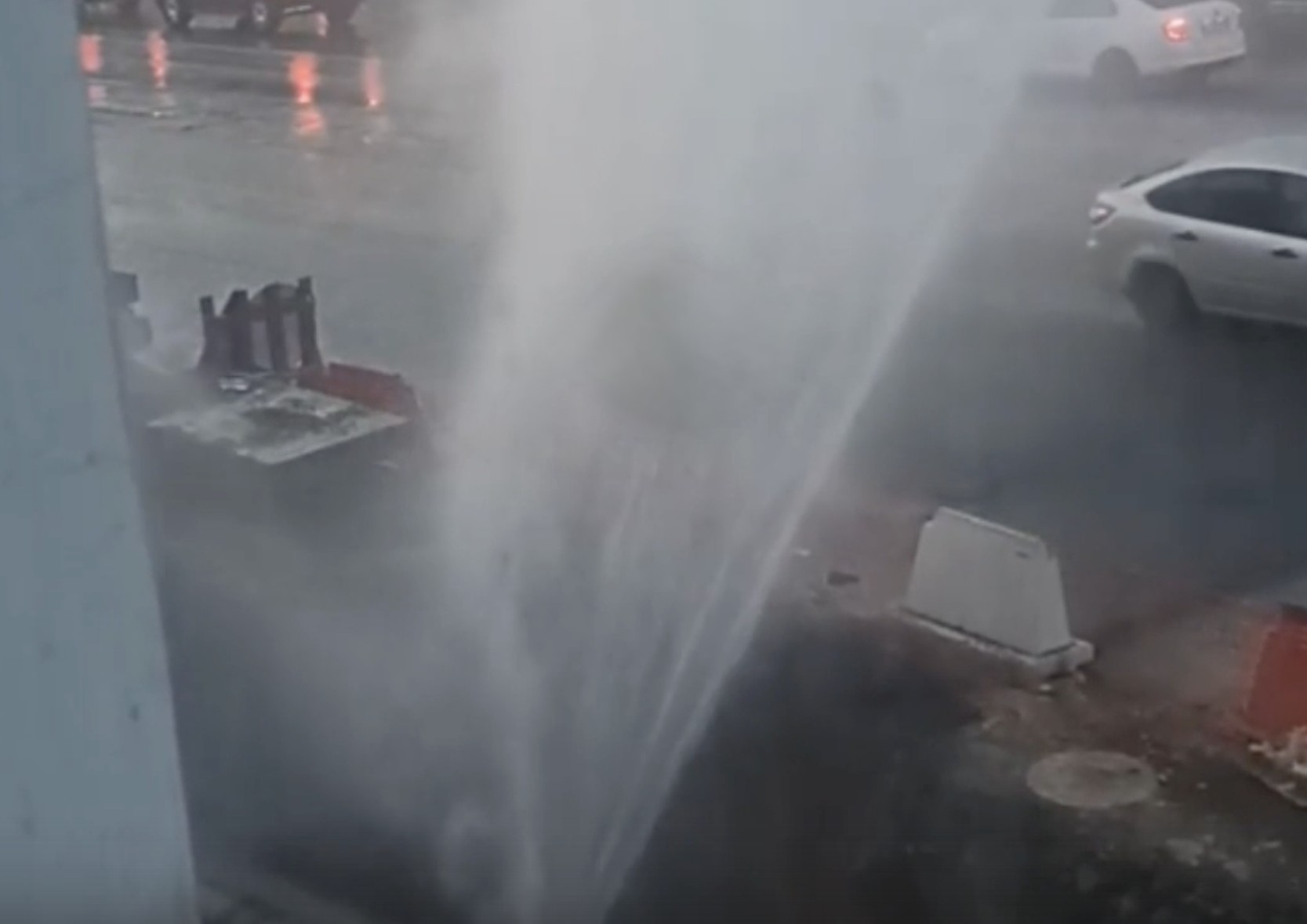 Мощный фонтан из прорванной трубы потряс жителей проспекта Мира Мощный фонтан из прорванной трубы потряс жителей проспекта Мира