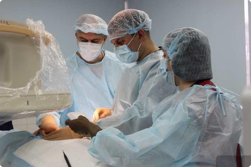 Врачи Нижнего Тагила первые в регионе провели операции по установке новой модели кожных дефибрилляторов | Свердловские врачи совместно со специалистами из Москвы вживили пациентам импланты 