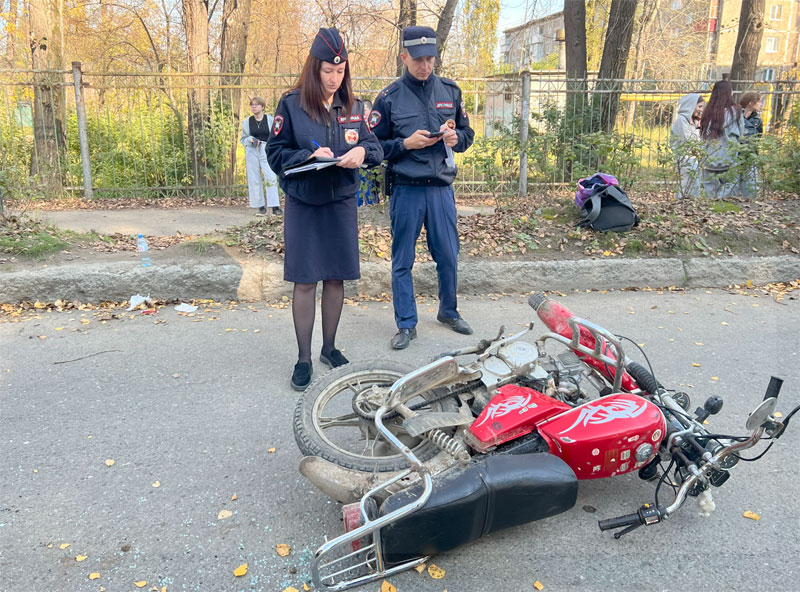 В Нижнем Тагиле 13-летний подросток без прав устроил ДТП на мопеде и получил травмы | Подросток без водительских прав пострадал в ДТП на мопеде в Нижнем Тагиле