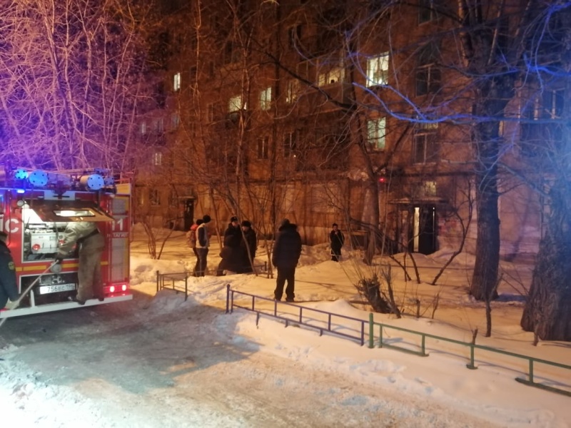 Накануне вечером в Нижнем Тагиле в пятиэтажке горела квартира. Эвакуировано 15 жильцов, есть пострадавший