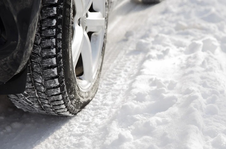 На расчистку свердловских трасс отправили 400 спецмашин