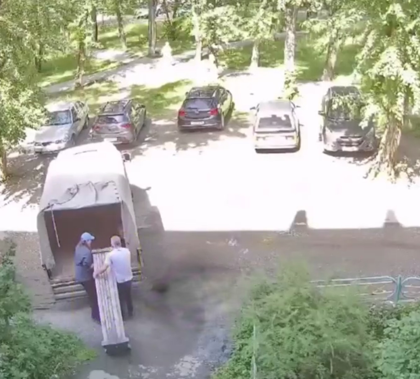 Лавочка ушла в неизвестность: Воришки похитили скамейку в Нижнем Тагиле Лавочка ушла в неизвестность: Воришки похитили скамейку в Нижнем Тагиле