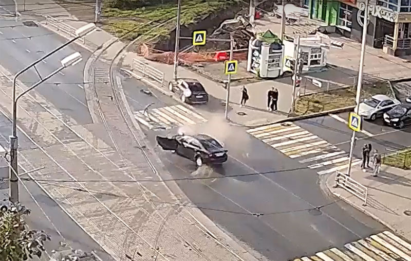 Камера сняла жёсткую аварию с BMW в Нижнем Тагиле: машина вылетела на тротуар | В Нижнем Тагиле BMW протаранил Ford и вылетел на тротуар — пешеходы чудом не пострадали Камера сняла жёсткую аварию с BMW в Нижнем Тагиле: машина вылетела на тротуар | В Нижнем Тагиле BMW протаранил Ford и вылетел на тротуар — пешеходы чудом не пострадали