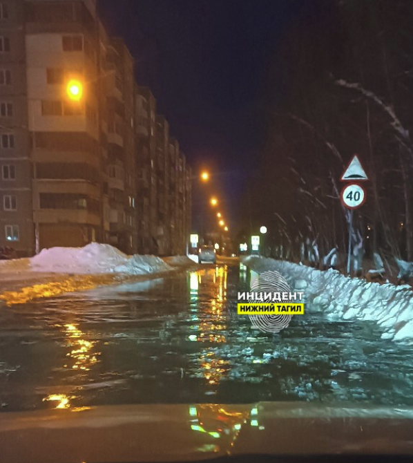 Новая коммунальная авария затопила улицу Нижнего Тагила Новая коммунальная авария затопила улицу Нижнего Тагила