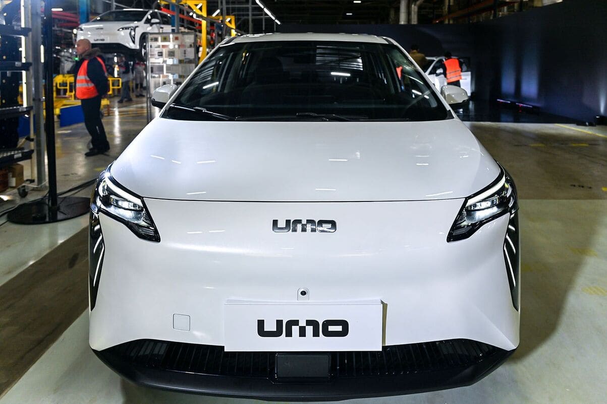 Первый автомобиль в мире, которым можно управлять через «Алису»: всё о новом электромобиле UMO 5 