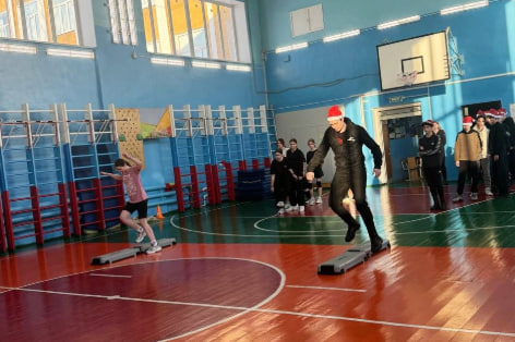 Полицейские вместо уроков физкультуры: в Нижнем Тагиле стражи порядка устроили для школьников новогодние «Весёлые старты» | Сотрудники полиции Нижнего Тагила сыграли с подростками в новогодние весёлые старты
