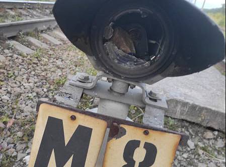 В Нижнем Тагиле группа подростков разбила светофор и бросила сломанный самокат на железнодорожных путях | На Урале полиция задержала несовершеннолетних, вмешавшихся в работу ЖД транспорта В Нижнем Тагиле группа подростков разбила светофор и бросила сломанный самокат на железнодорожных путях | На Урале полиция задержала несовершеннолетних, вмешавшихся в работу ЖД транспорта