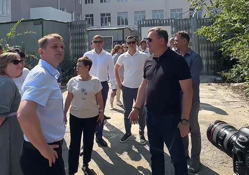 Мэр Нижнего Тагила оценил капремонт школы №70 и поручил благоустройство | В Нижнем Тагиле школу №70 обновят вместе с территорией вокруг Мэр Нижнего Тагила оценил капремонт школы №70 и поручил благоустройство | В Нижнем Тагиле школу №70 обновят вместе с территорией вокруг