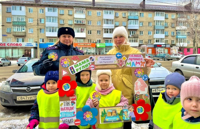 Цветы и напутствия: как в Нижнем Тагиле автоинспекторы поздравляли мам с праздником и учили безопасности | Автоинспекторы Нижнего Тагила поздравили мам с праздником