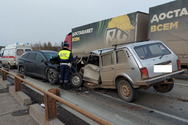 В Нижнем Тагиле сотрудники ГИБДД разбираются в обстоятельствах двух ДТП, в результате которых пострадали пять человек, двое из них дети В Нижнем Тагиле сотрудники ГИБДД разбираются в обстоятельствах двух ДТП, в результате которых пострадали пять человек, двое из них дети
