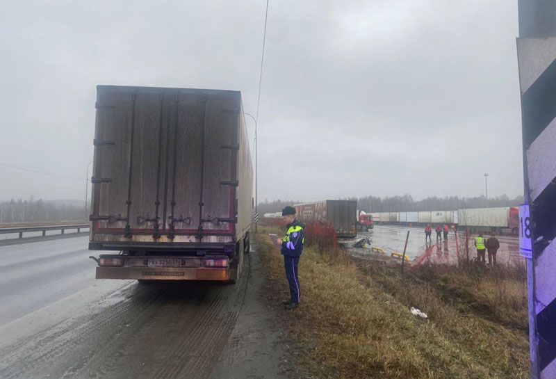 На трассе Пермь–Екатеринбург столкнулись восемь грузовиков: подробности ДТП | Массовое ДТП с восемью фурами на трассе Пермь–Екатеринбург
