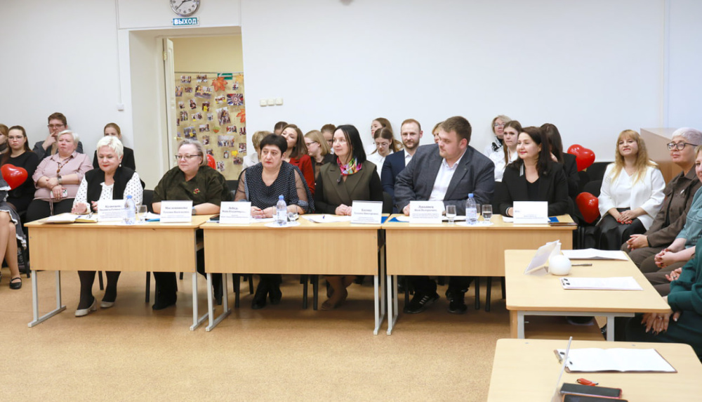 В Нижнем Тагиле выбрали лучшего молодого учителя 2025 года — кто победил и какие призы получил | В Нижнем Тагиле определили победителя конкурса «Молодой учитель-2025»