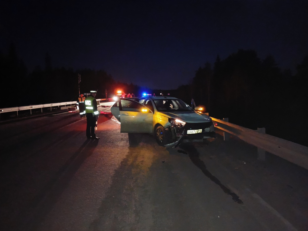 Влетел в бетонные блоки. Под Нижним Тагилом в ДТП пострадали два человека | В Свердловской области неопытный водитель попал в ДТП. Двое пострадали