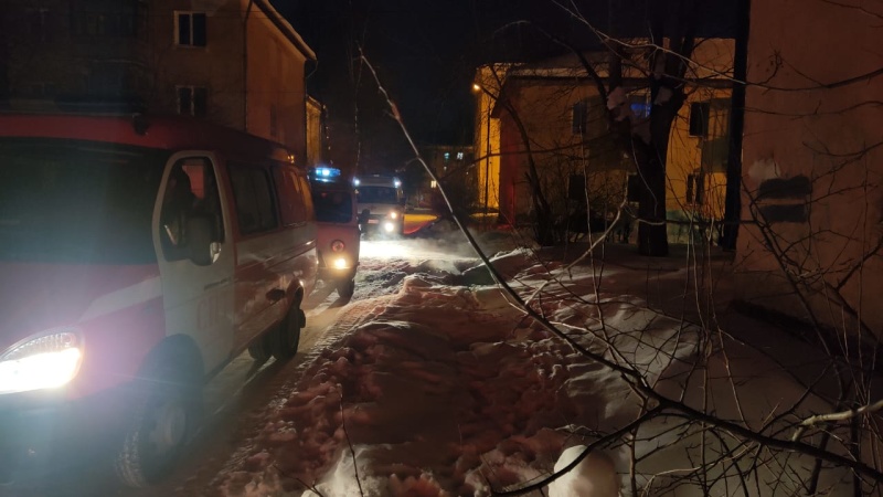 В Нижнем Тагиле в двух пожарах горели баня и вещи в квартире трехэтажного дома. Есть пострадавший В Нижнем Тагиле в двух пожарах горели баня и вещи в квартире трехэтажного дома. Есть пострадавший