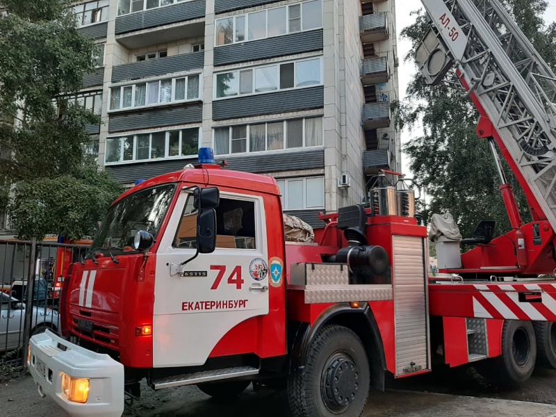Накануне вечером в Нижнем Тагиле в подъезде жилого дома горел мусор Накануне вечером в Нижнем Тагиле в подъезде жилого дома горел мусор