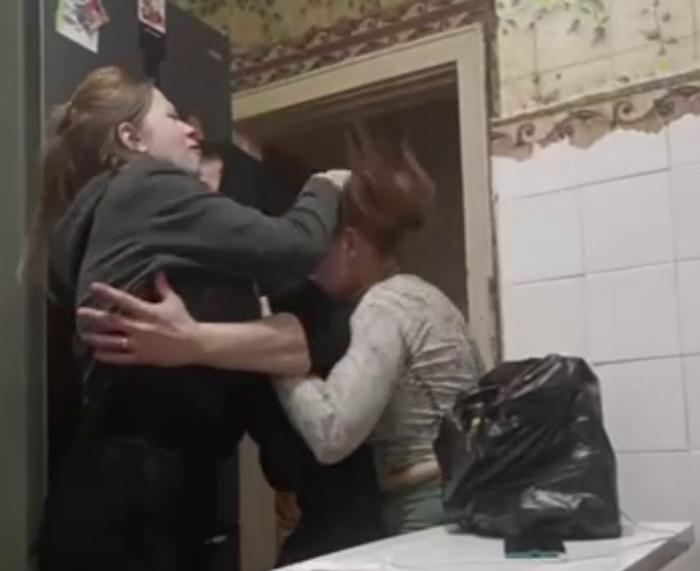 В Свердловской области пожаловались на мать двоих детей, которая устраивает дебоши на их глазах | На Урале мать двоих маленьких детей публикует видео с пьяными дебошами В Свердловской области пожаловались на мать двоих детей, которая устраивает дебоши на их глазах | На Урале мать двоих маленьких детей публикует видео с пьяными дебошами