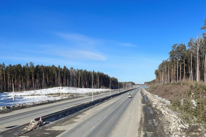 В Свердловской области за год уложили 1,5 миллиона квадратных метров дорожного покрытия | На Урале дорожники уложили более 1,5 миллиона квадратных метров асфальта