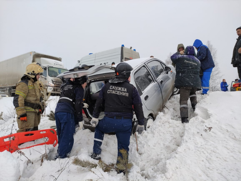 На трассе недалеко от Нижнего Тагила в результате ДТП водителей зажало в автомобилях | На Урале произошло лобовое столкновение двух автомобилей На трассе недалеко от Нижнего Тагила в результате ДТП водителей зажало в автомобилях | На Урале произошло лобовое столкновение двух автомобилей