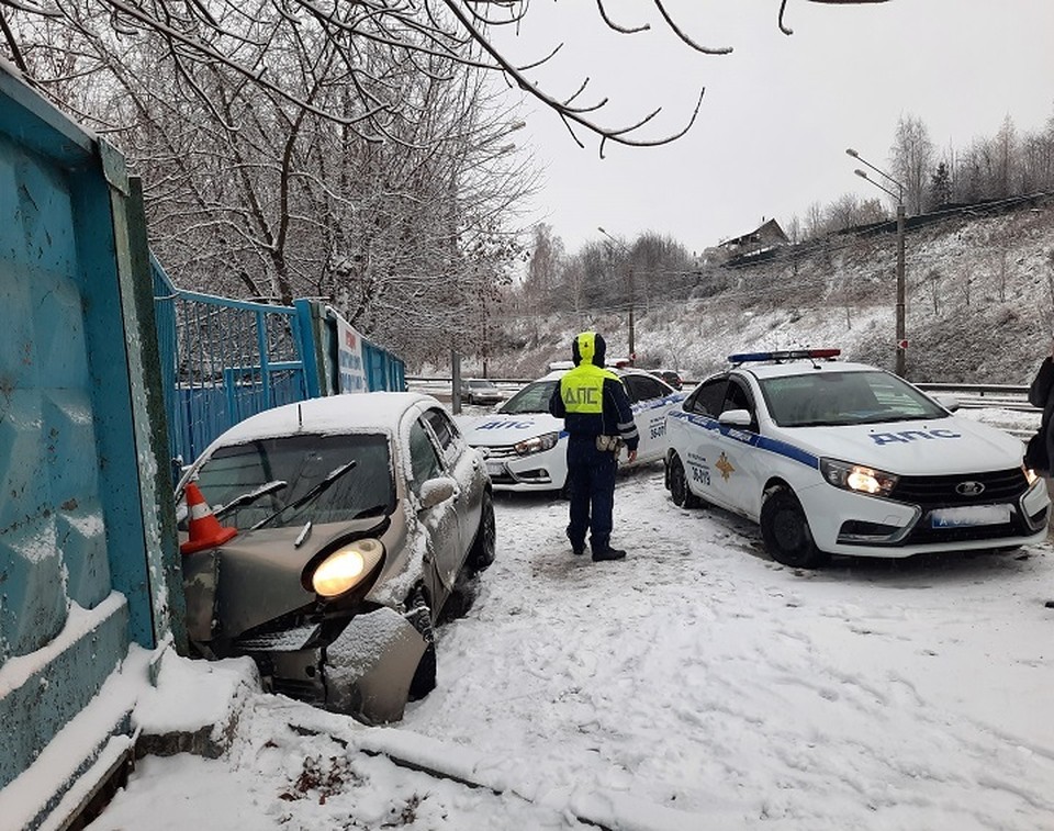 Автоледи чуть не протаранила ворота лодочной станции, пострадали водитель и трехлетняя девочка Автоледи чуть не протаранила ворота лодочной станции, пострадали водитель и трехлетняя девочка