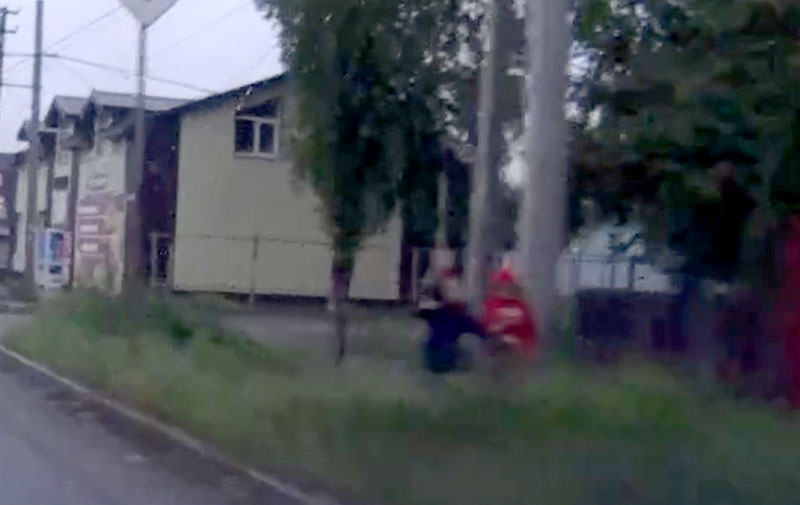 Трое подростков атаковали машину камнями в Нижнем Тагиле — водитель в шоке! | В Нижнем Тагиле подростки бросили камень в проезжавший автомобиль