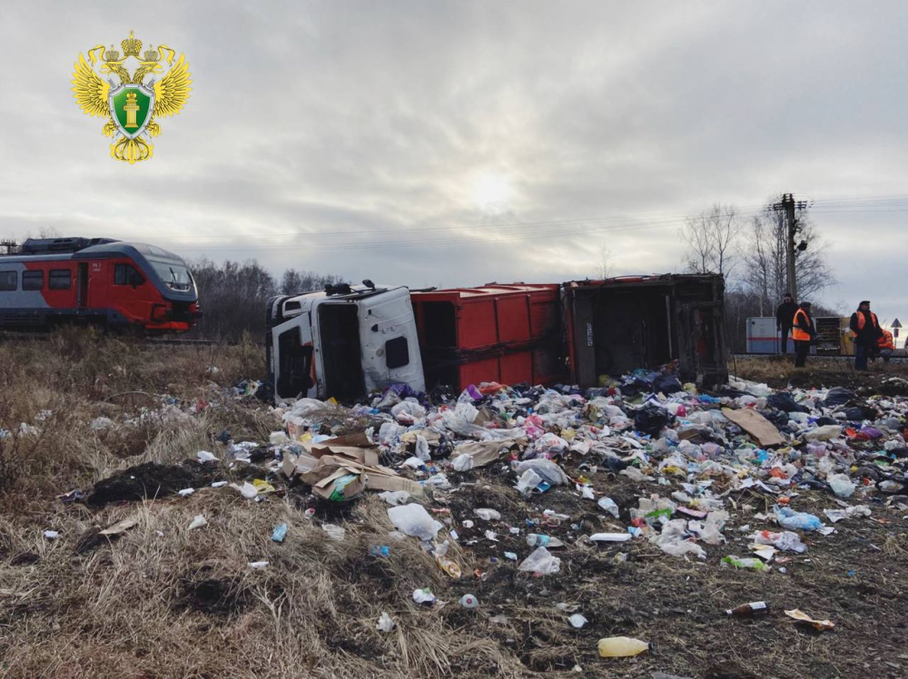 Двое пострадавших - челябинские власти прокомментировали столкновение грузовика с пригородным поездом | В ДТП на железнодорожном переезде Ишалино — Есаульская пострадали два человека - власти