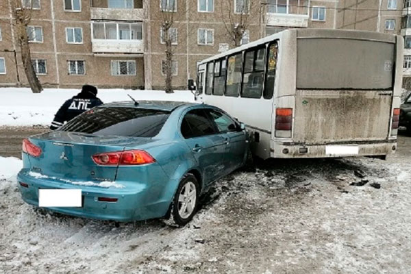 В Нижнем Тагиле в столкновении автобуса и легковушки пострадала женщина В Нижнем Тагиле в столкновении автобуса и легковушки пострадала женщина