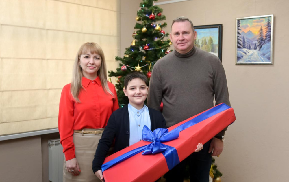 Щелкунчик с гитарой: как акция «Елка желаний» в Нижнем Тагиле исполнила мечту сына участника СВО | Глава Нижнего Тагила Пинаев подарил гитару 12-летнему Диме, чей отец участвует в СВО