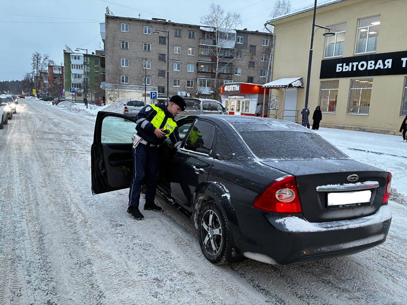 В Полевском автомобиль сбил 13-летнего подростка | На Урале под колеса автомобиля попал 13-летний подросток