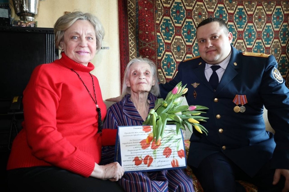 Труженицу тыла Галину Дудареву из Нижнего Тагила чествовали перед женским днём | 99-летнюю труженицу тыла и ветерана ФСИН поздравили в Нижнем Тагиле перед 8 Марта Труженицу тыла Галину Дудареву из Нижнего Тагила чествовали перед женским днём | 99-летнюю труженицу тыла и ветерана ФСИН поздравили в Нижнем Тагиле перед 8 Марта