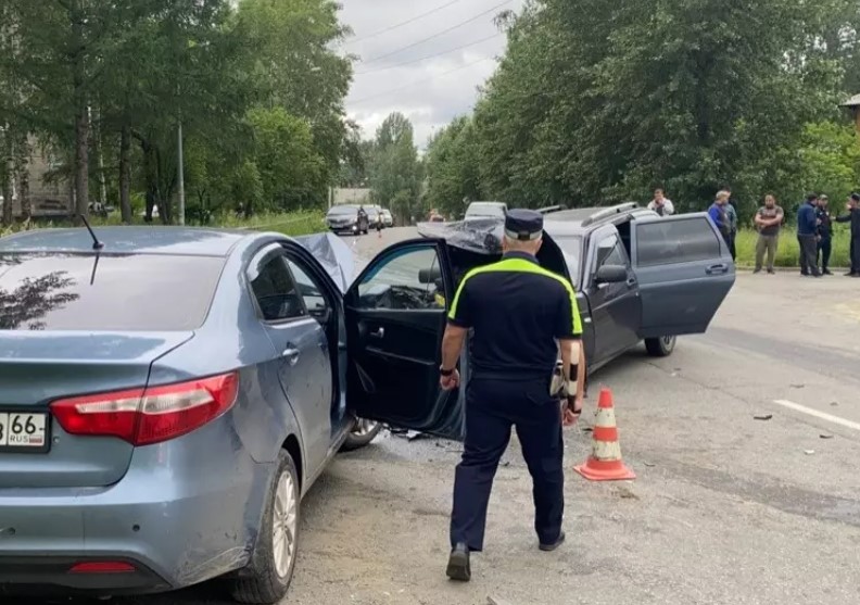 В Нижнем Тагиле по вине пьяного водителя без прав четыре человека получили травмы | Пьяный водитель в Нижнем Тагиле устроил ДТП с четырьмя пострадавшими