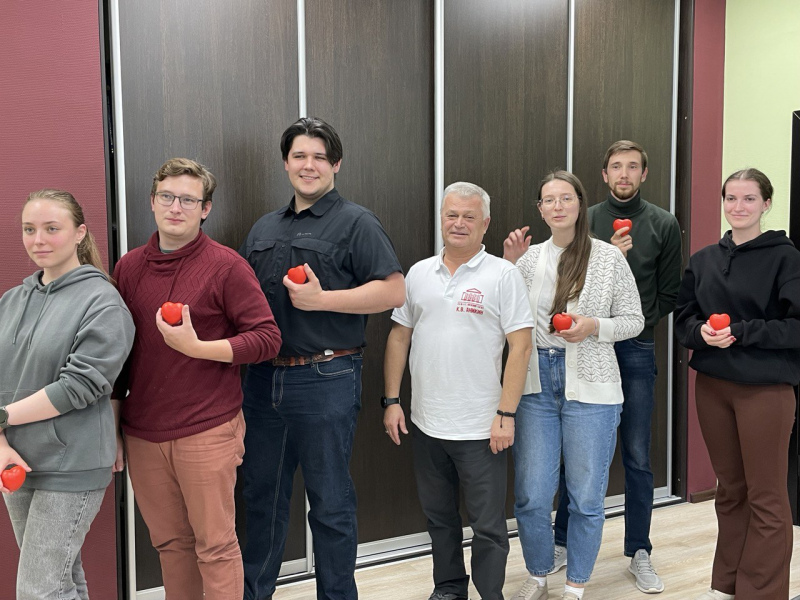 В медицину Нижнего Тагила пришли новые специалисты: две девушки продолжили врачебные династии | На Урале ряды врачей пополняются новыми специалистами В медицину Нижнего Тагила пришли новые специалисты: две девушки продолжили врачебные династии | На Урале ряды врачей пополняются новыми специалистами