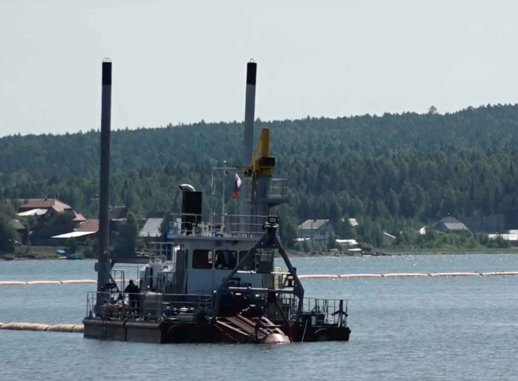 Земснаряд на Черноисточинском водохранилище, что под Нижним Тагилом возобновил свою работу