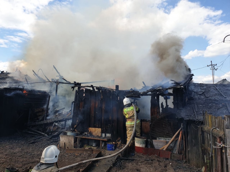 Субботним вечером в Тагиле в коллективном саду сгорели баня и хозпостройки