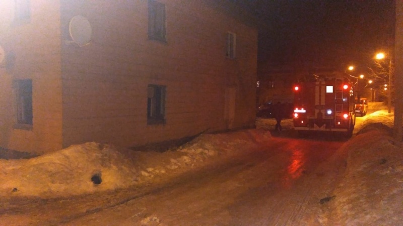 Субботним вечером в пятиэтажке в подъезде загорелся мусор. Жильцы эвакуировались до прибытия спасателей