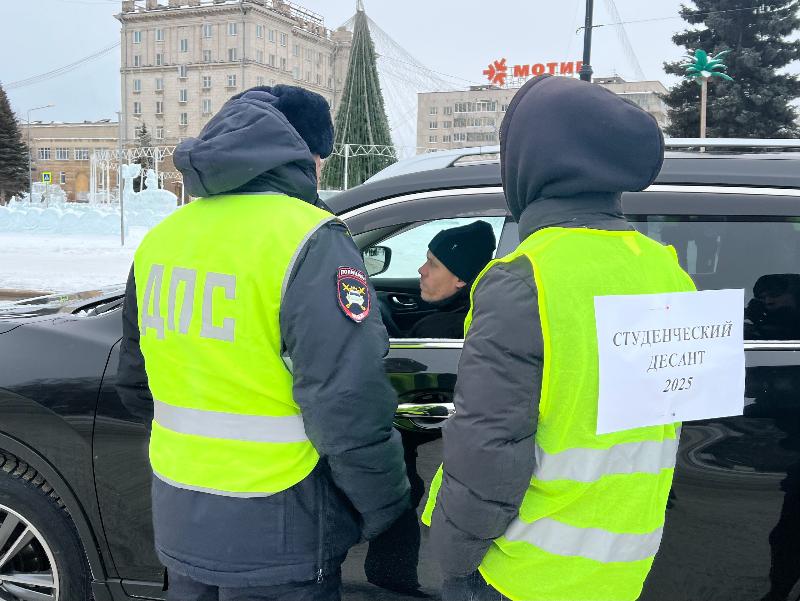 Тагильские сотрудники Госавтоинспекции провели совместный рейд вместе со студентами колледжа | В Нижнем Тагиле прошла Всероссийская акция «Студенческий десант-2025» Тагильские сотрудники Госавтоинспекции провели совместный рейд вместе со студентами колледжа | В Нижнем Тагиле прошла Всероссийская акция «Студенческий десант-2025»