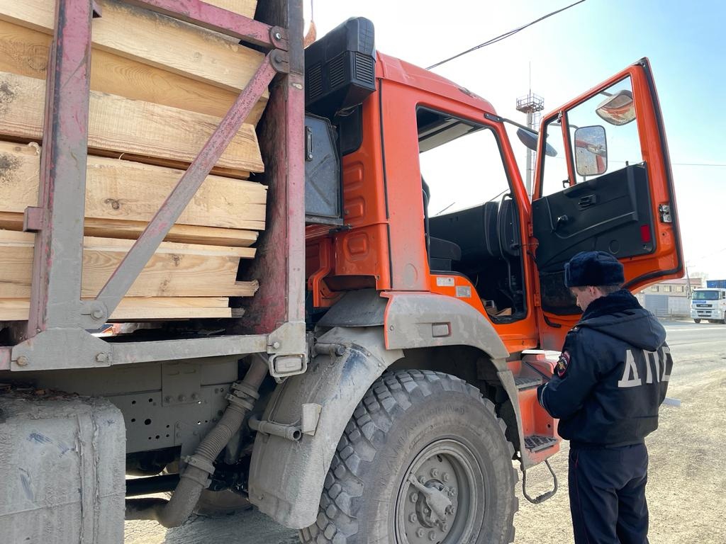 Сотрудники Госавтоинспекции проводят оперативно-профилактическое мероприятие "Грузовик" в Нижнем Тагиле Сотрудники Госавтоинспекции проводят оперативно-профилактическое мероприятие "Грузовик" в Нижнем Тагиле