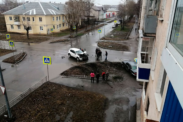 В Нижнем Тагиле «Волга» после столкновения с иномаркой снесла дорожный знак и забор В Нижнем Тагиле «Волга» после столкновения с иномаркой снесла дорожный знак и забор